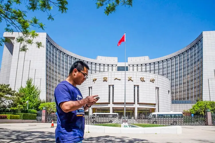 China: A chamada fixação, que limita as oscilações do yuan onshore em 2% de cada lado diariamente e é a ferramenta favorita do PBOC (Bloomberg/Bloomberg)