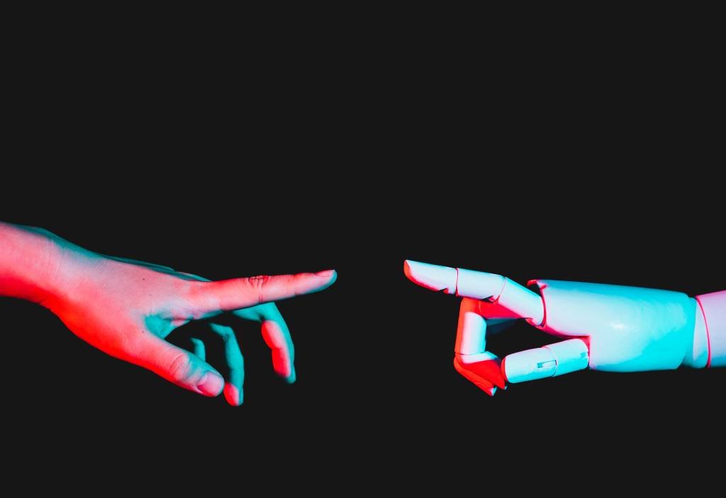 IA Inteligência Artificial - human hand reaching for robotic hand (GettyImages/Divulgação)