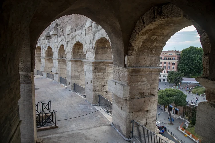 O ministro da Cultura, Gennaro Sangiuliano, chamou o grafite "Ivan + Haley 23" esculpido no Anfiteatro Flaviano, de "sério, indigno e um sinal de grande incivilidade" (Anadolu Agency/Getty Images)