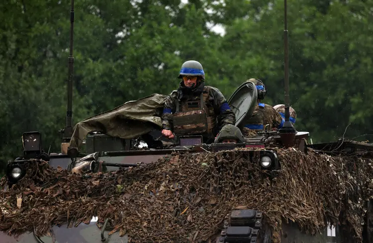 Os combates na linha de frente da guerra na Ucrânia continuam a cobrar um alto preço em munições e vidas (Anatolii Stepanov /AFP/Getty Images/Reprodução)