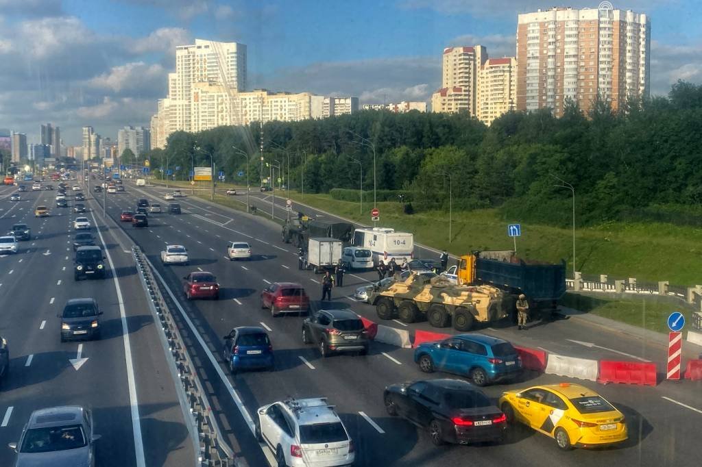 Policiais e militares russos bloqueiam parte de uma rodovia que dá acesso a Moscou (AFP/Getty Images)