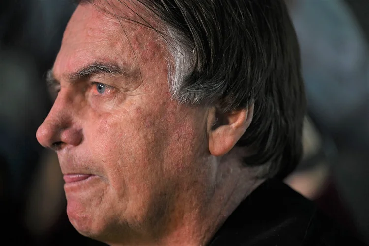 Apesar do afago que favoreceu Bolsonaro, a relação dos dois aliados passa por atritos desde o final do ano passado (MAURO PIMENTEL / AFP/Getty Images)