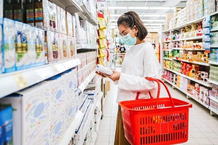 Consumo: reforma tributária muda cobrança de impostos sobre as compras dos brasileiros (staticnak1983/Getty Images)