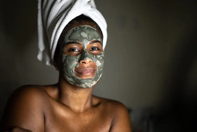 Mulher com argila no rosto: veja as melhores dicas para passar produto natural (FG Trade/Getty Images)