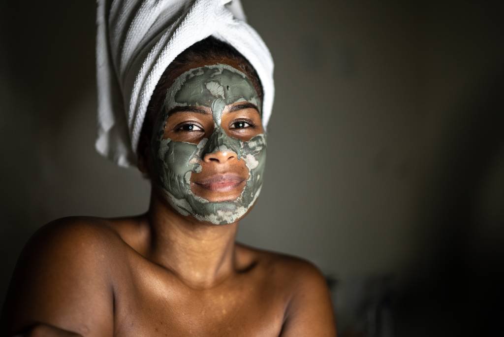 Mulher com argila no rosto: veja as melhores dicas para passar produto natural (FG Trade/Getty Images)