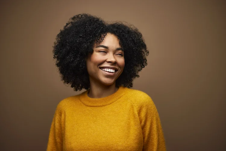 Programação conta com painéis e debates sobre formas de aumentar a presença de mulheres negras na liderança corporativa, além de políticas públicas e empresariais que favorecem a ascensão socioeconômica delas (Getty Images/Reprodução)