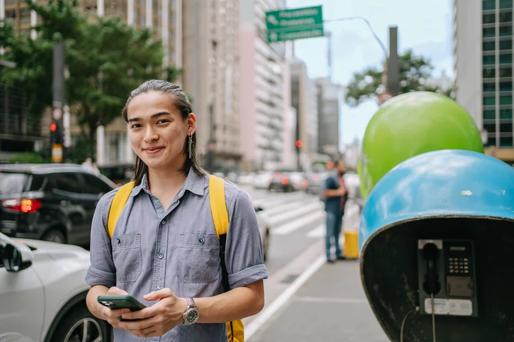 Felicidade no trabalho não é prioridade apenas da geração Z: estudo mostra que, dos mais jovens aos mais experientes, todos optam pelo bem-estar (Getty Images/Reprodução)