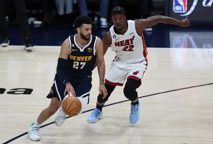 Após vitória do Miami Heat em Denver no segundo jogo da série, o confronto está empatado até o momento (Matthew Stockman/Getty Images)