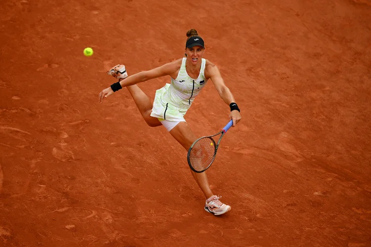 A tenista brasileira Bia Haddad durante partida contra a polonesa Iga Swiatek, a número um do mundo, em Roland Garros (Clive Mason/Getty Images)