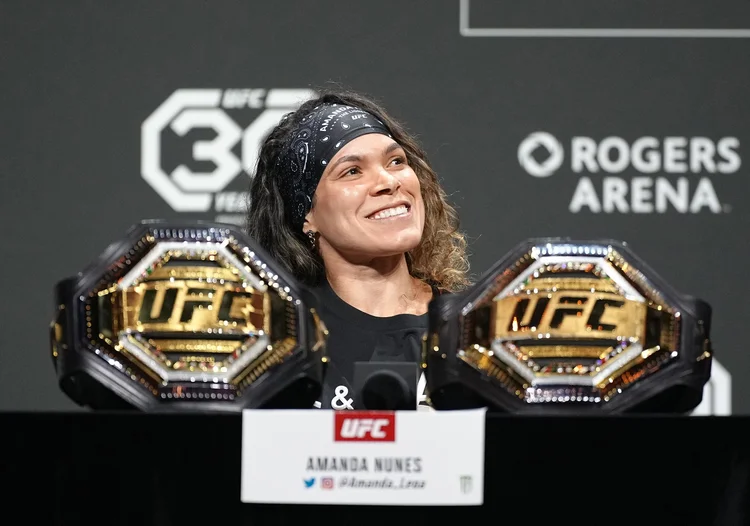 Amanda Nunes é assumidamente lésbica e casada com a lutadora norte-americana Nina Ansaroff, com quem recentemente teve um filha (Jeff Bottari/Getty Images)