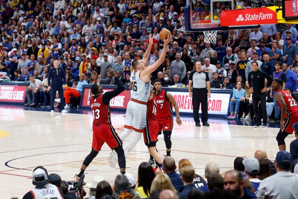 Diferença de altura entre jogador de basquete e repórter