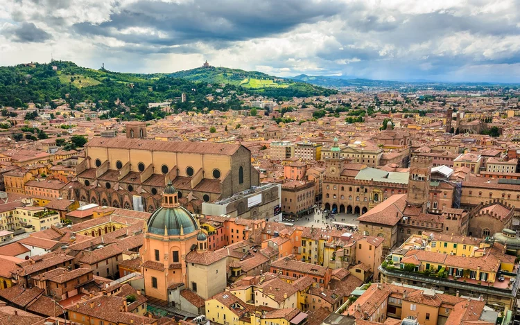 Com suas paisagens douradas e cidades históricas, a Emília-Romanha encanta no outono (Divulgação/Getty Images)