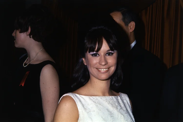 Astrud Gilberto em 1966 durante a 15ª edição dos Prêmios Grammy. (Bettmann/Getty Images)