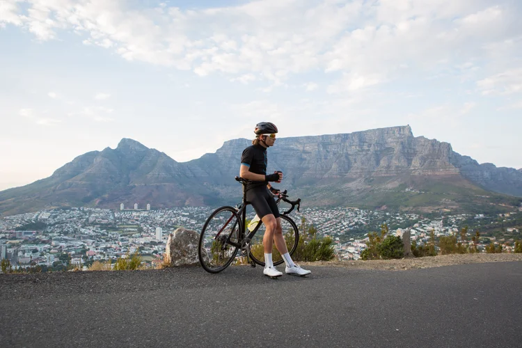 Saiba como o café potencializa o desempenho esportivo durante o inverno. (nattrass/Getty Images)