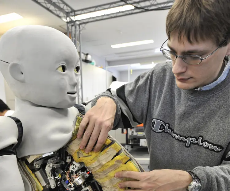 Robôs humanoides: a Inteligência Artificial (IA) representa um risco existencial para a humanidade? (YOSHIKAZU TSUNO/Getty Images)