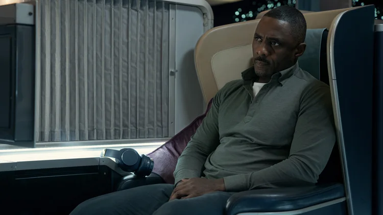 Idris Elba em "Hijack", disponível na Apple TV+. (Apple TV+/Divulgação)