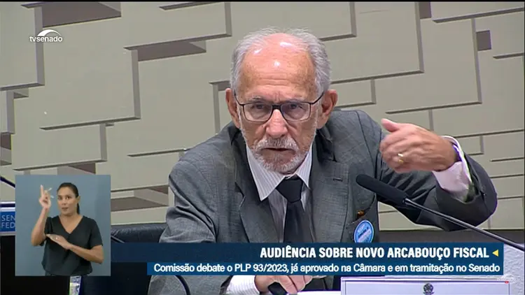 O economista chefe da Genial Investimentos, José Márcio Camargo, alerta que dívida pública deve crescer mesmo com arcabouço fiscal (TV Senado/Reprodução)
