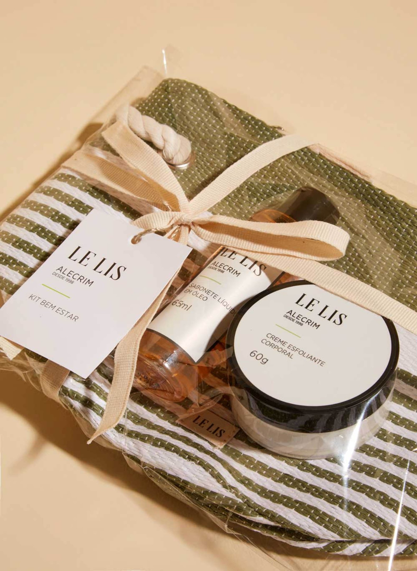 Le Lis Blanc: Kit Bem Estar Le Lis Beauté 
contém um Sabonete óleo Corporal (65ml), um Creme Esfoliante Corporal Alecrim (60g) e um Necessaire Tramado. Com agradável fragrância de alecrim, ação hidratante e emoliente, o Sabonete Óleo Alecrim proporciona uma deliciosa sensação de maciez à pele. O produto é armazenado em frasco de 65ml que possui formato arredondado e bico dosador. Já o Creme Esfoliante Alecrim apresenta uma agradável fragrância é produzido com derivados de karité e jojoba. O produto é armazenado em um pote redondo de 60g com fechamento por tampa de rosquear.