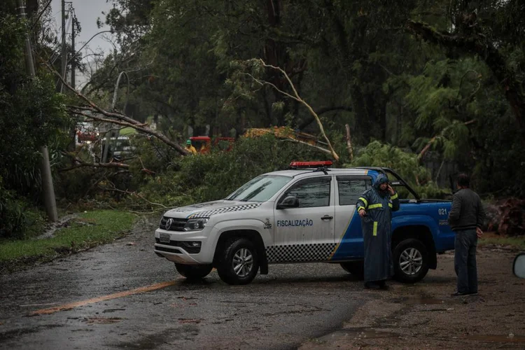 O ciclone, que tem seu centro de atuação no Oceano Atlântico, deve provocar efeitos no continente principalmente na data de hoje (Rodger Timm/ PMPA/Site Exame)