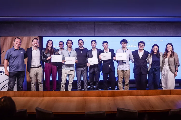 Renato Santos, Gabriel Perera, Mirella Wunderlich (representando Renato Timoteo Wanderley), Vitor Alexandre Camargo, Pedro Porto, Raphael Zimmermann (presidente da Obecon), Leonardo Zanetti, Lucas Rivelli, Luiz Filipe Peres, Nicolas Goulart, Luiza Rigolizzo e Sara Delfim. na sede do BTG Pactual, em São Paulo: O Brasil é o único país com três vitórias e segue na busca do tetracampeonato em 2023 na Olimpíada Mundial de Economia (Divulgação/Divulgação)