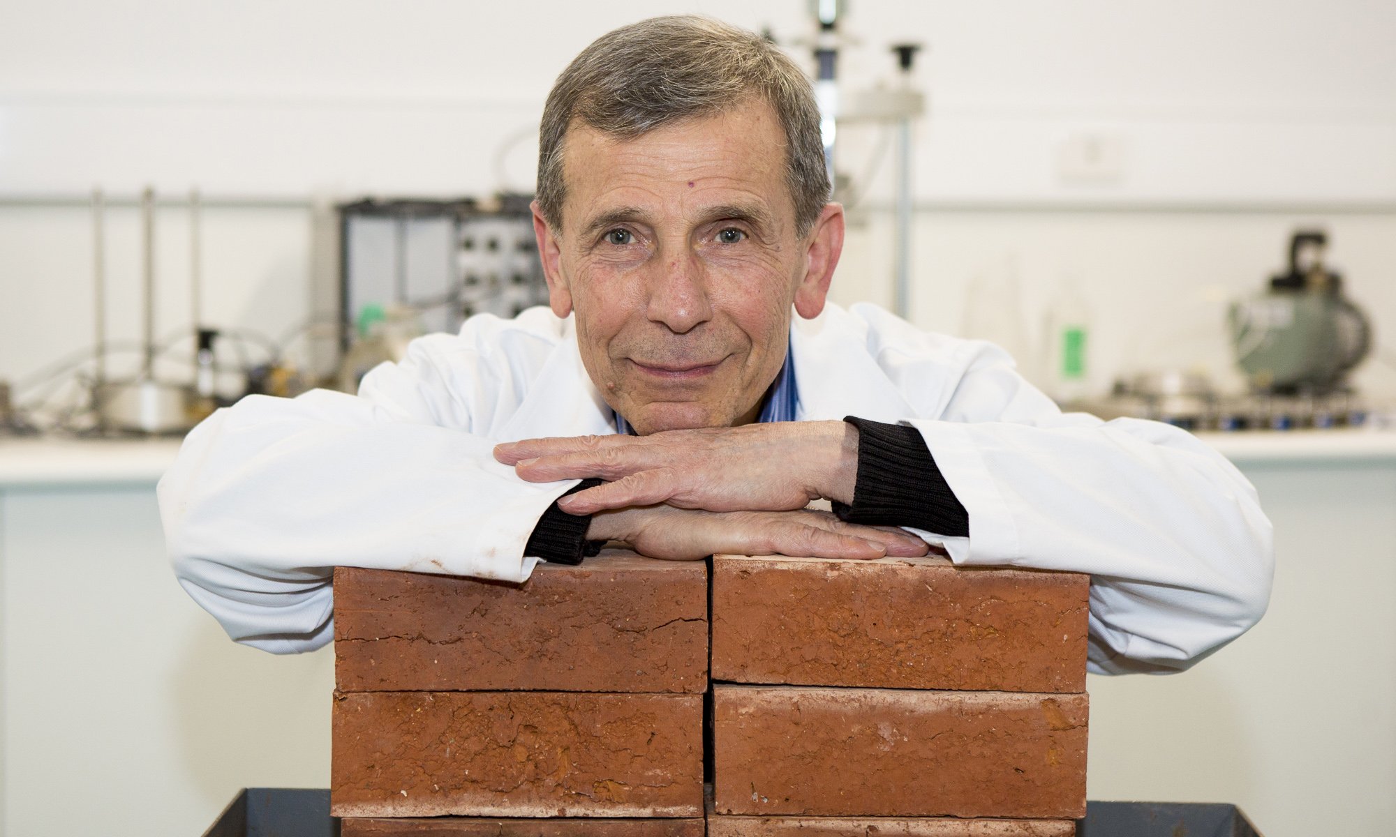 Professor associado Abbas Mohajerani com tijolos feitos com bitucas de cigarro