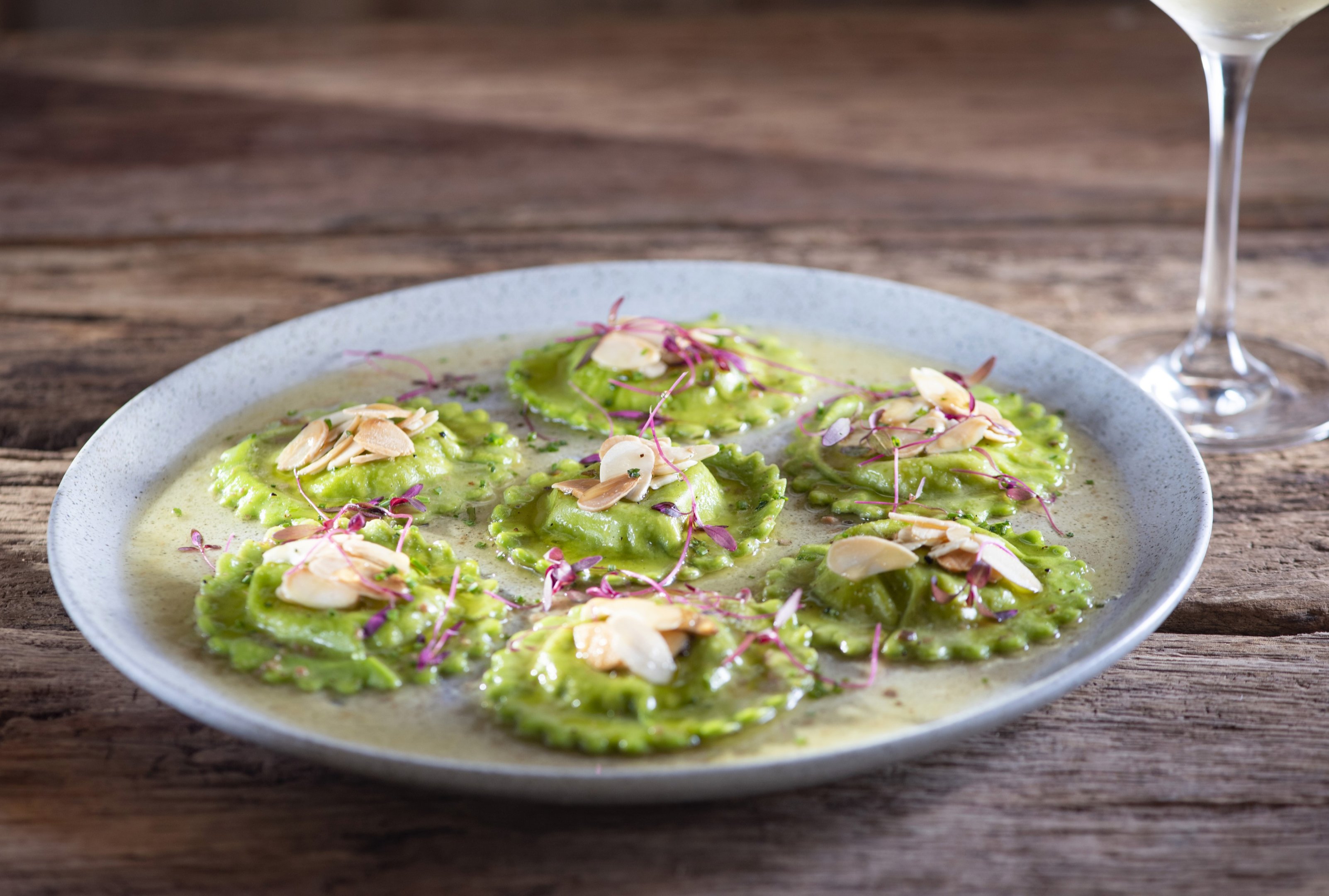 Ravioli de Boursin ao molho do Mel com Trufas, manteiga e lâminas de amêndoas
