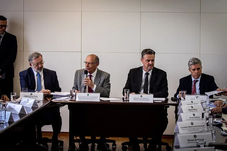 Reunião foi presidida pelo vice-presidente e ministro do Confert: Vice-presidente e ministro Geraldo Alckmin e ministros da Agricultura Carlos Fávaro e do Desenvolvimento Agrário Paulo Teixeira  (MDIC/Divulgação)