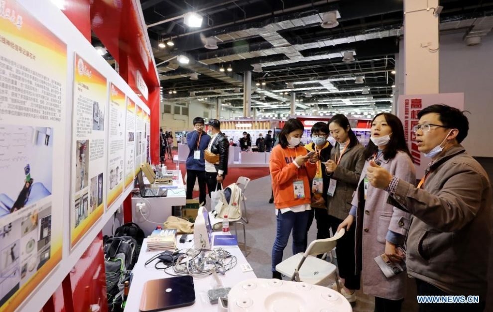 9ª Feira Internacional de Tecnologia de Xangai apresenta avião elétrico e maquinário não tripulado