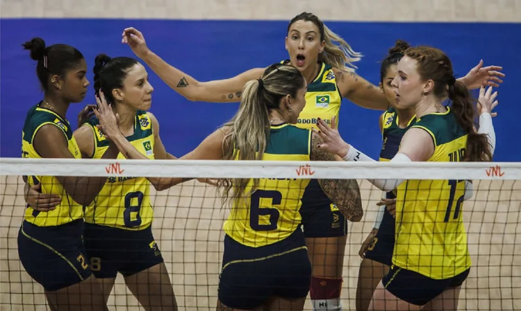 Vôlei: As maiores pontuadoras da equipe comandada pelo técnico José Roberto Guimarães foram a ponteira Julia Bergmann e a oposta Kisy (FIVB/Divulgação)