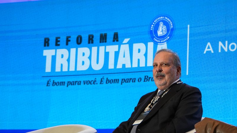 Armando Monteiro, conselheiro da CNI: “Ao adotar o conceito de crédito amplo, nós resolvemos o problema do resíduo tributário, a tributação oculta. Nas exportações, nós carregamos um sobrepeso de 7,4% desse resíduo que não conseguimos limpar. Com o IVA, não existirá essa tributação oculta nem nas exportações nem nos investimentos. O Brasil tem a mais perversa das tributações que é tributar os investimentos, que é algo burro. Nós temos que estimular investimentos. O produto derivado do investimento que deve ser tributado”.