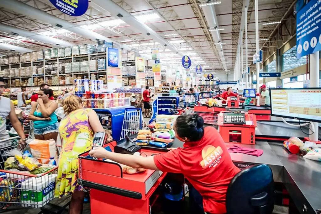 Assaí surpreende com alta de 15% nas vendas no 4º tri — e amplia vantagem sobre Carrefour