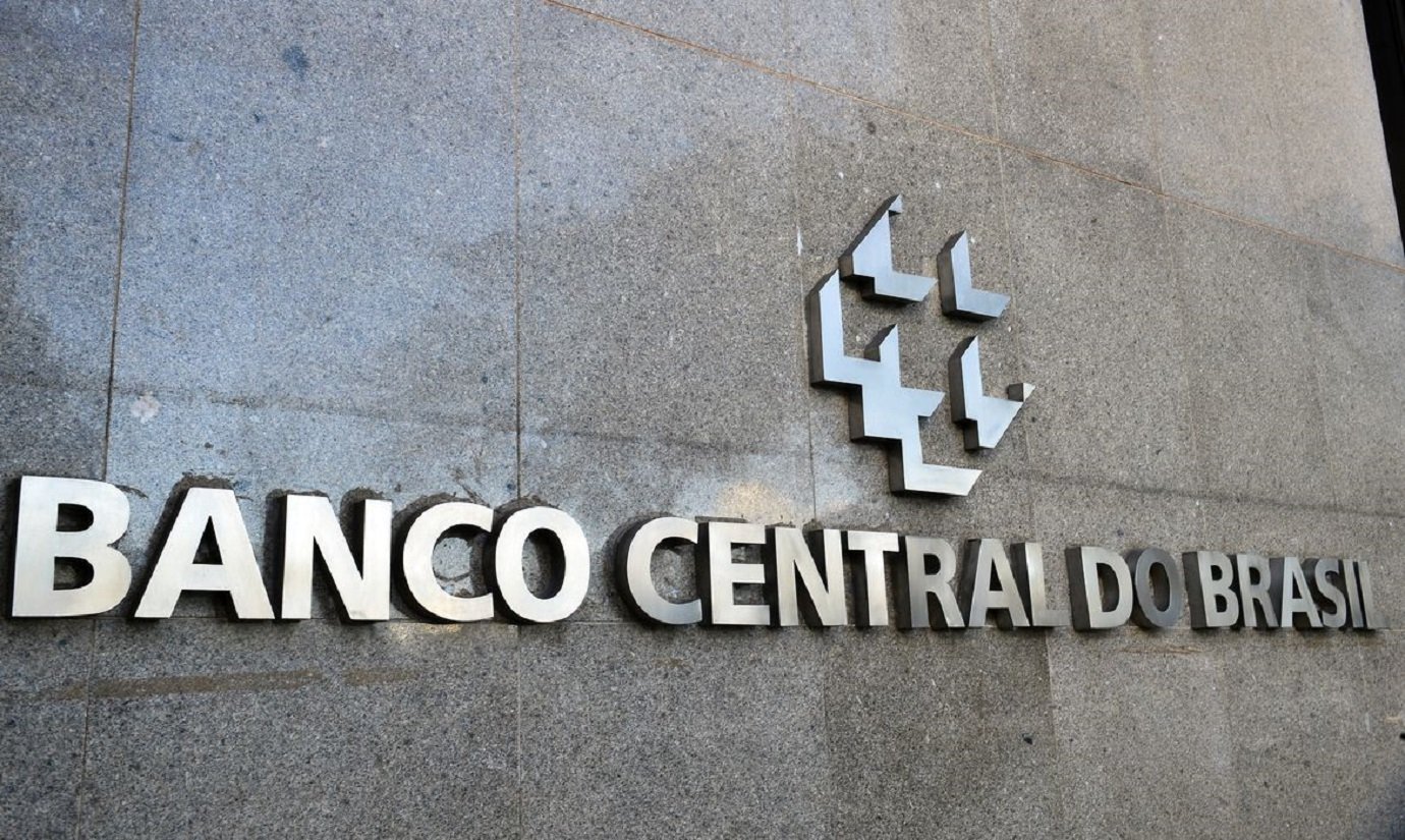 Servidores do Banco Central protestam contra PEC em frente ao Senado