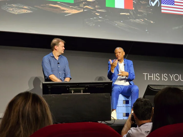 Sérgio Gordilho (à esq.), sócio da Agência África, e Celso Athayde, CEO da Favela Holding: engradados de cerveja no palco e interação com a plateia (Celso Athayde/Divulgação)