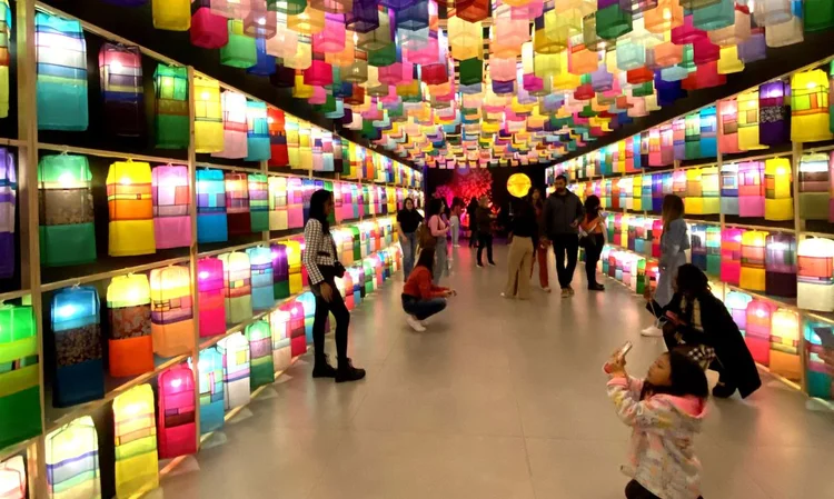 “Luzes da Coreia – Exposição da Cidade de Jinju”, organizado pelo Centro Cultural Coreano no Brasil, em parceria com a cidade de Jinju. As lanternas são um símbolo tradicional da cultura coreana e remontam à Guerra Imjin. (Elaine Cruz/Agência Brasil)