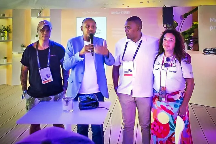 Expo Favela em Cannes: Celso Athayde (com o microfone) e a equipe da Cufa durante o lançamento internacional da feira (Favela Holding/Divulgação)