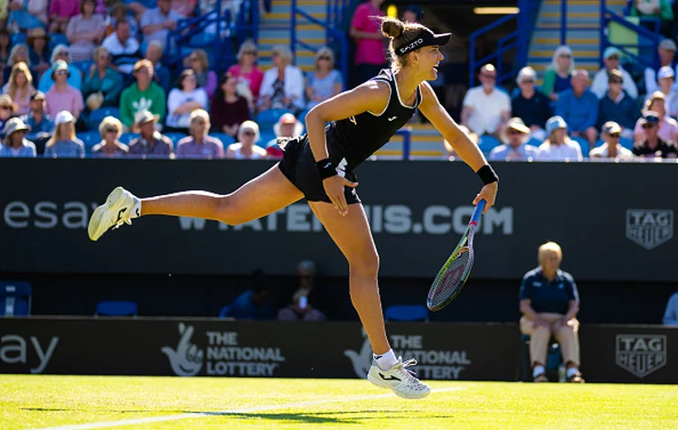 Bia Haddad abandona partida em Wimbledon por lesão na lombar (Robert Prange/Getty Images)