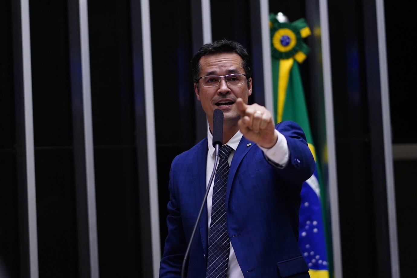 Novo adota cor azul e filia Deltan anunciando ‘coragem para enfrentar os donos do poder’