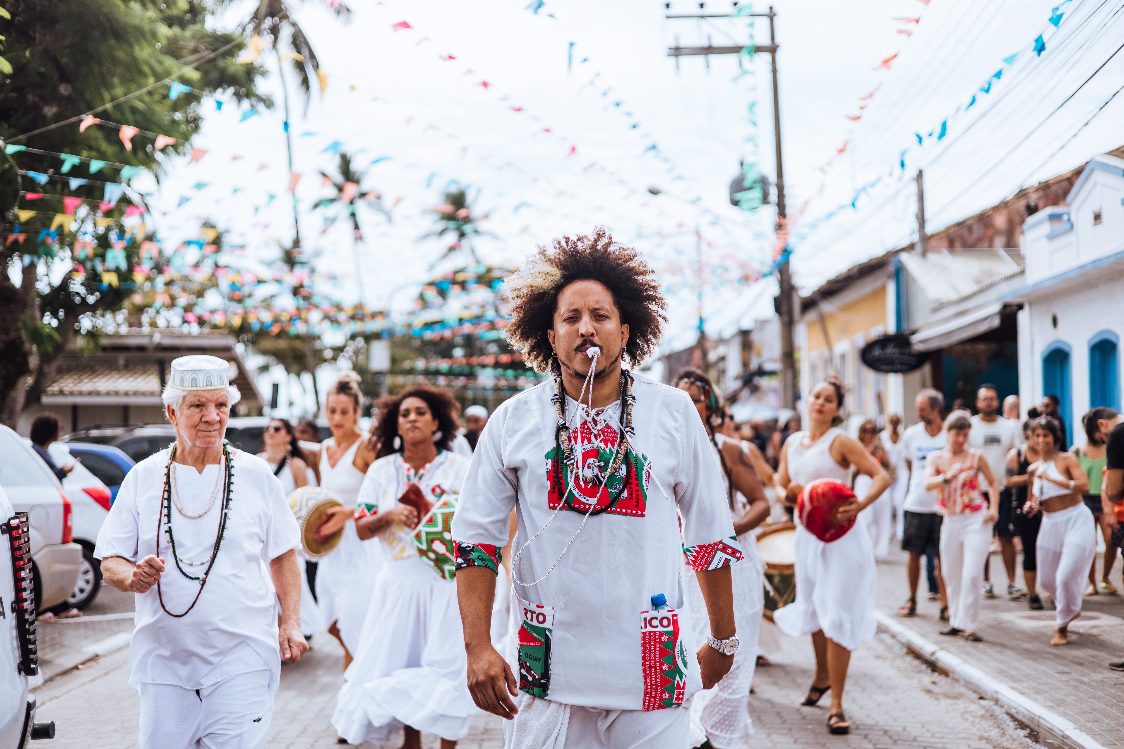 Marabandu durante cortejo em Ilhabela-SP (Foto: Matheus Costato/@macostato/Divulgação)