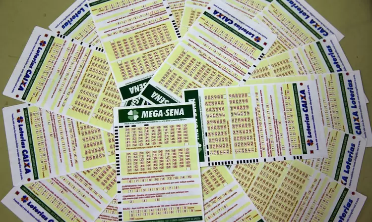 Mega-Sena: para aumentar as chances de ganhar, muitos jogadores optam por adquirir cotas dos bolões (Agência Brasil/Reprodução)
