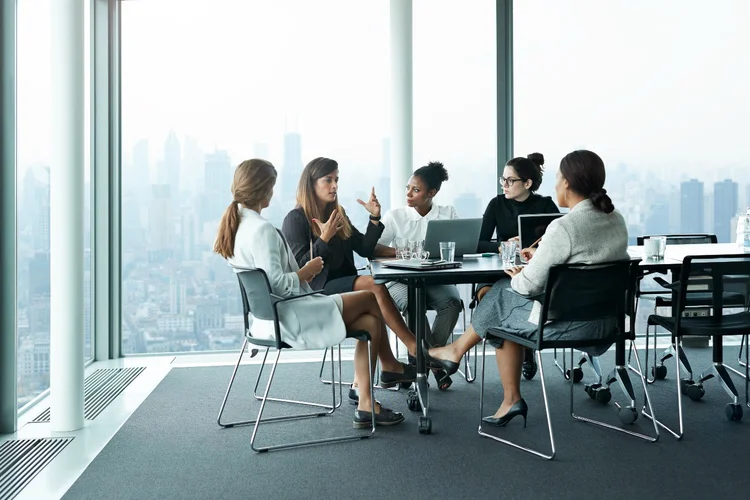 Liderança: mulheres à frente de uma reunião de negócios (Divulgação/Getty Images)