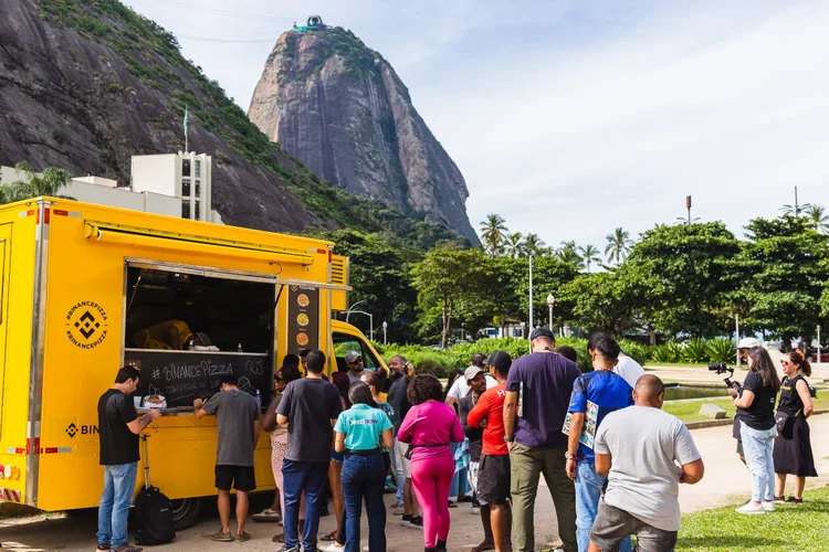 Usuários da Binance no Brasil comemoram o Bitcoin Pizza Day, dia da primeira compra com a cripto (Binance/Divulgação)