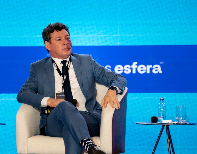 Deputado Reginaldo Lopes, presidente do Grupo de Trabalho da Reforma Tributária: “É uma reforma estruturante para o País, para o setor produtivo, para a economia brasileira. É uma reforma do Estado, suprapartidária, não é ideológica. Ninguém está inventando nada, o Brasil já inventou demais no sistema tributário, por isso, estamos propondo uma reforma de padrão internacional, de cobrar o imposto só no valor adicionado. Com certeza dará competitividade à economia brasileira e às empresas nacionais, porque temos perdido para os importados, mas também dará ao País a possibilidade de voltar a ser um exportador de valor agregado”.