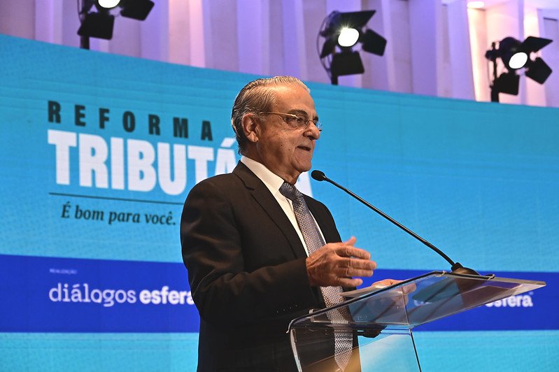 Robson Braga de Andrade, presidente da CNI: “Nunca estivemos numa situação tão privilegiada para fazer essa reforma tributária. Independentemente dos diversos setores que discutem às vezes algum privilégio, acho que a discussão que temos que ter é sobre aquilo que é melhor para o País. Não estamos olhando setores específicos e não estamos lutando para pagar menos impostos. Nós estamos lutando por uma simplificação tributária e pelo desenvolvimento do Brasil. O País precisa mudar, precisamos incentivar o desenvolvimento através de novos investimentos e de um crescimento econômico que privilegie as pessoas. Precisamos gerar emprego, renda e desenvolvimento.”