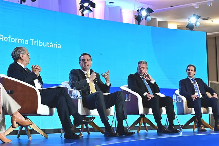 Ministro Haddad e os presidentes da Câmara, do Senado e da CNI disseram acreditar na aprovação da reforma tributária (CNI/Divulgação)