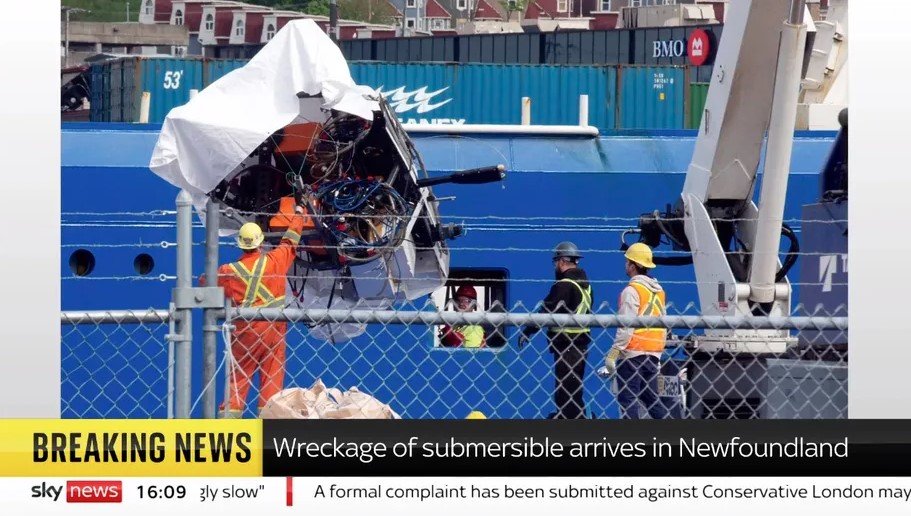 Destroços do submersível Titan são retirados do mar após implosão