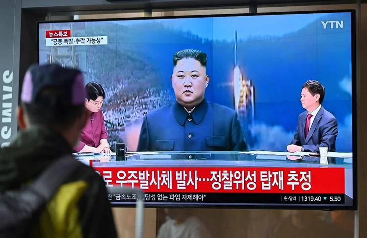 Um homem assiste a um monitor de televisão exibindo imagens do líder norte-coreano, Kim Jong Un, na estação ferroviária de Seul, em 31 de maio de 2023.

 (AFP/AFP)