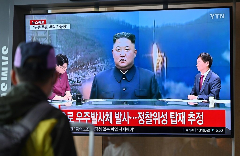 Um homem assiste a um monitor de televisão exibindo imagens do líder norte-coreano, Kim Jong Un, na estação ferroviária de Seul, em 31 de maio de 2023.