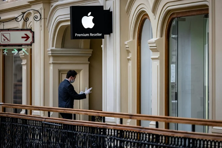 Apple: os dispositivos receberam uma mensagem "invisível" com um 'malware' anexado que baixava o programa de espionagem (AFP/AFP Photo)