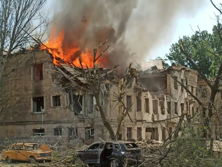 Edifício em chamas na cidade de Dnipro, sul da Ucrânia, após bombardeio em 26 de maio de 2023 (AFP/AFP)