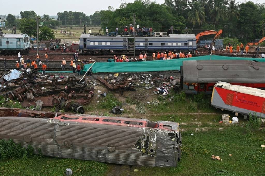 Circulação dos trens é retomada na Índia 51 horas após acidente que matou quase 300 pessoas